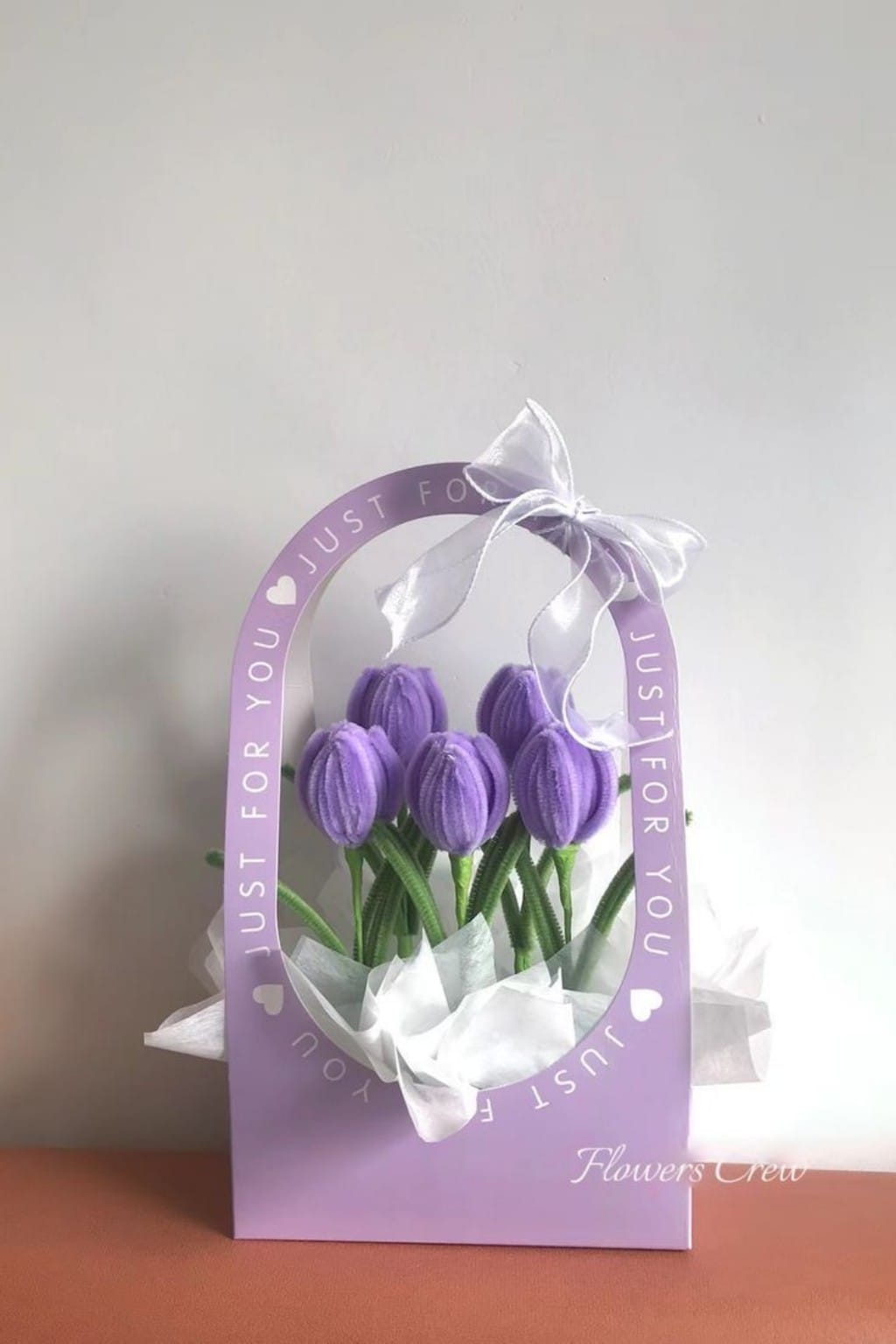 Canasta de tulipanes lavanda