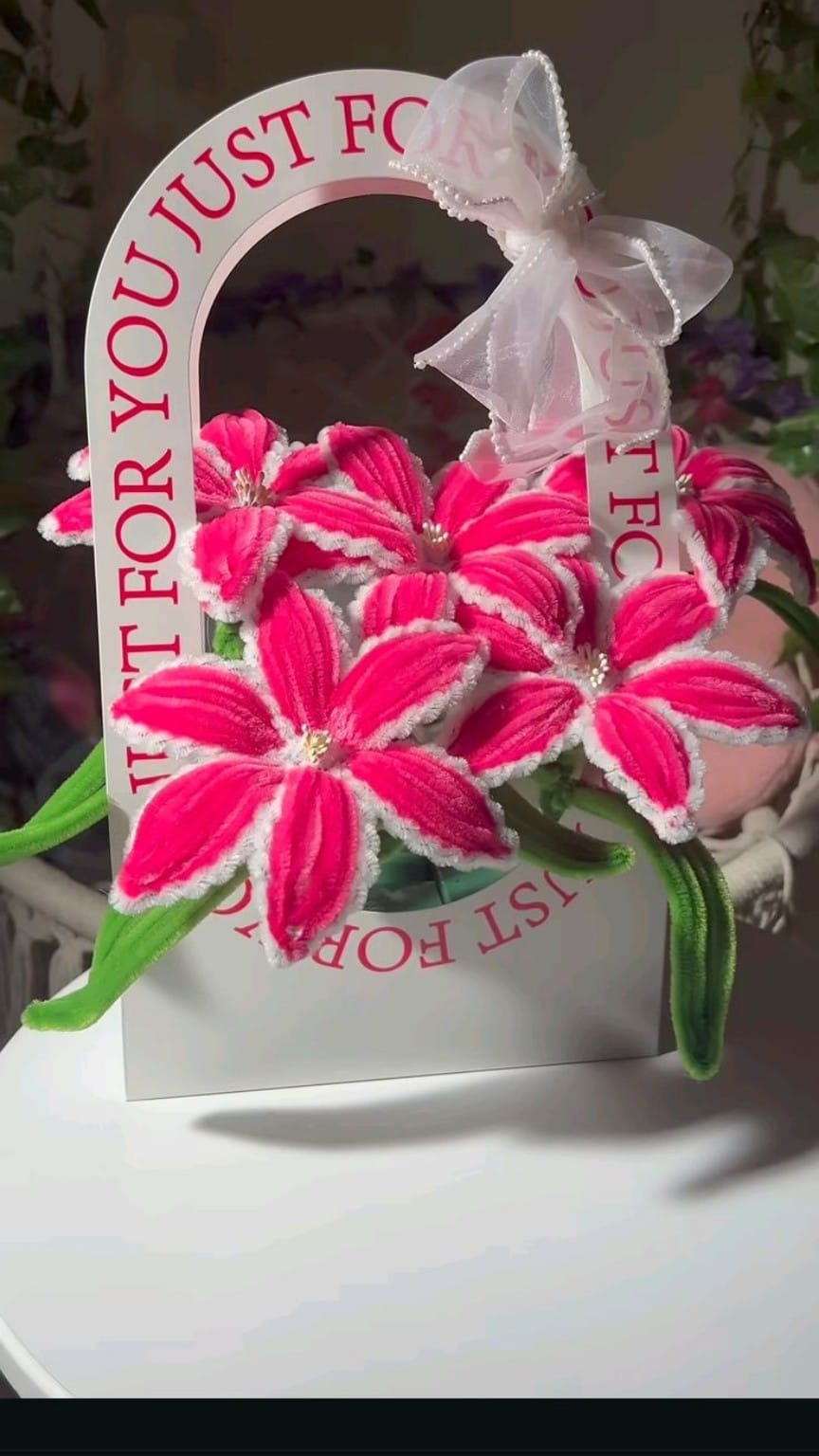 Canasta de lirios fucsia